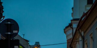 How To Flirt Naturally In A London Café: Secrets To Charm Easily