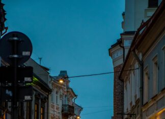 How To Flirt Naturally In A London Café: Secrets To Charm Easily